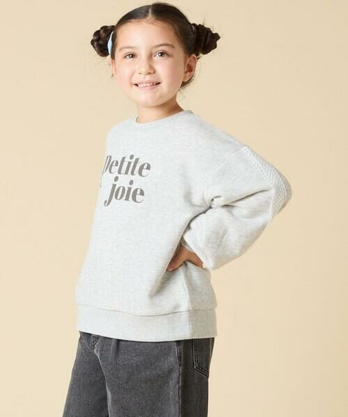 a.v.v / アー・ヴェ・ヴェ カットソー | [130-160]【袖デザイン/プリントロゴ＋パール調デザイン/通学にもオススメ】レーステープ裏毛トレーナー | 詳細2