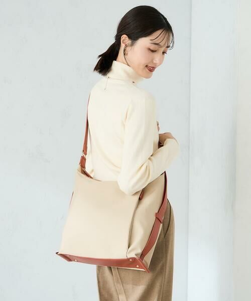 a.v.v / アー・ヴェ・ヴェ ショルダーバッグ | ナイロンショルダー（アイボリー）