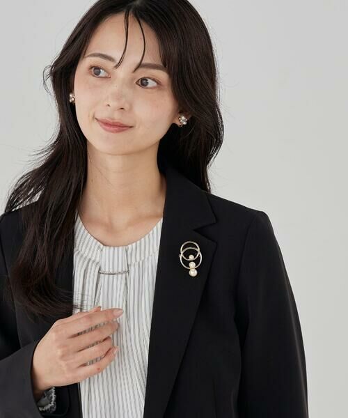 a.v.v / アー・ヴェ・ヴェ ブローチ・コサージュ | 3連パールサークルブローチ（ゴールド）