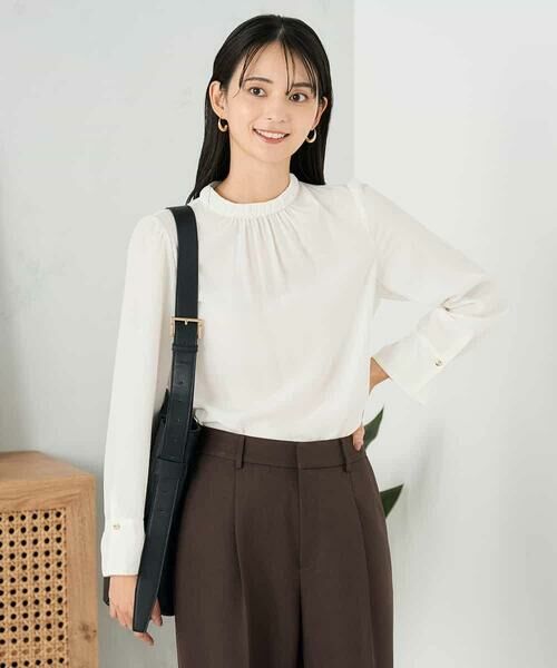 a.v.v / アー・ヴェ・ヴェ シャツ・ブラウス | 【洗える】プチハイネックギャザードビードットブラウス（ホワイト）