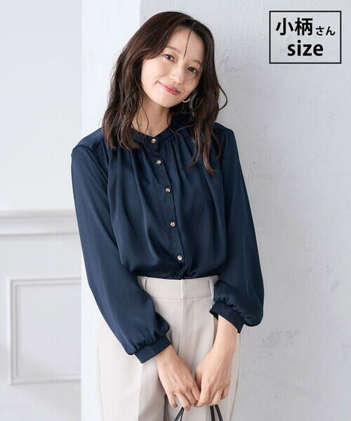 a.v.v / アー・ヴェ・ヴェ シャツ・ブラウス | 【低身長サイズ】【洗える】サテンギャザーブラウス（ネイビー）