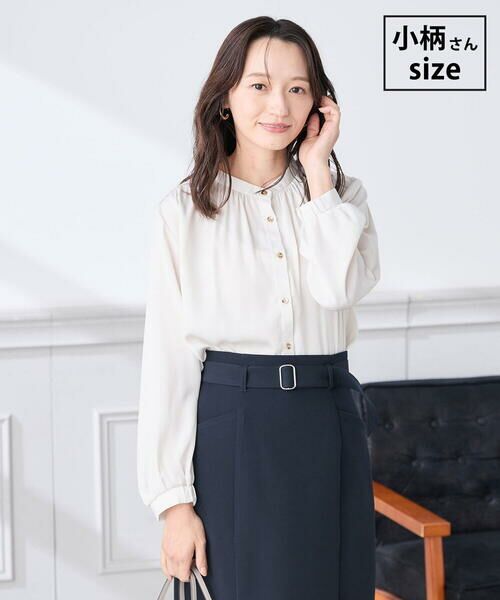 a.v.v / アー・ヴェ・ヴェ シャツ・ブラウス | 【低身長サイズ】【洗える】サテンギャザーブラウス（ホワイト）