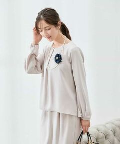 a.v.v / アー・ヴェ・ヴェ シャツ・ブラウス | サテンバックフレアブラウス【洗える/速乾/毛玉になりにくい/イージーケア】