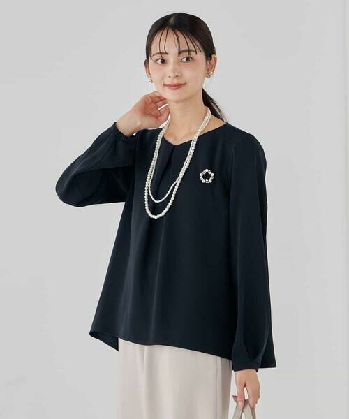 a.v.v / アー・ヴェ・ヴェ シャツ・ブラウス | サテンバックフレアブラウス【洗える/速乾/毛玉になりにくい/イージーケア】 | 詳細1