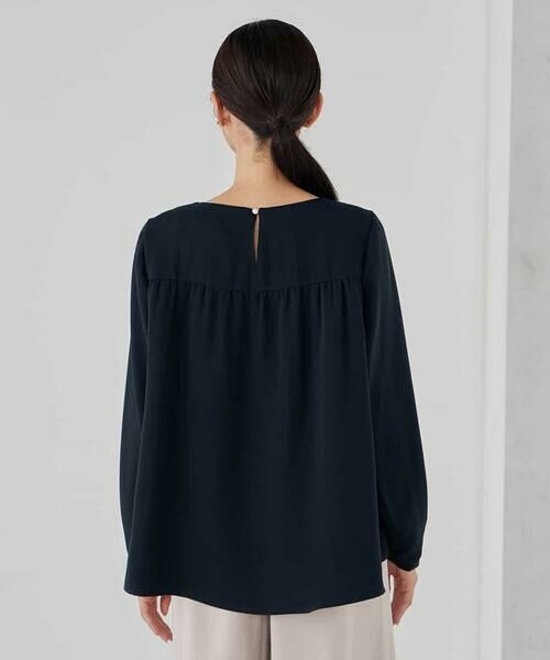 a.v.v / アー・ヴェ・ヴェ シャツ・ブラウス | サテンバックフレアブラウス【洗える/速乾/毛玉になりにくい/イージーケア】 | 詳細30