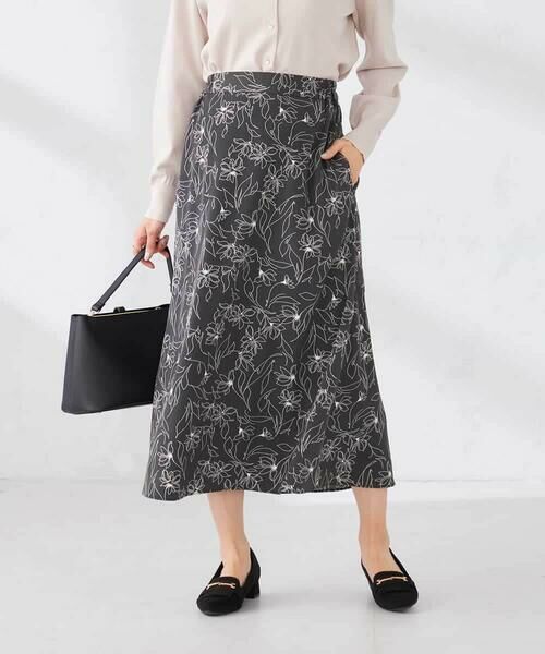 a.v.v / アー・ヴェ・ヴェ ロング・マキシ丈スカート | フラワープリントマーメイドスカート（ダークグレー）