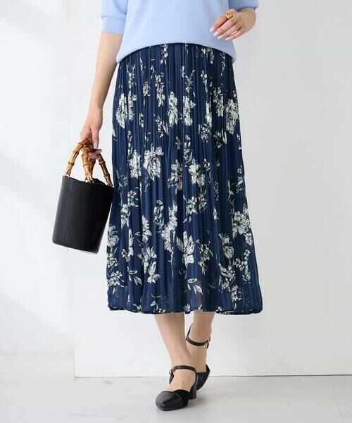 a.v.v / アー・ヴェ・ヴェ ロング・マキシ丈スカート | 【洗える】フラワープリントランダムプリーツスカート（ネイビー）