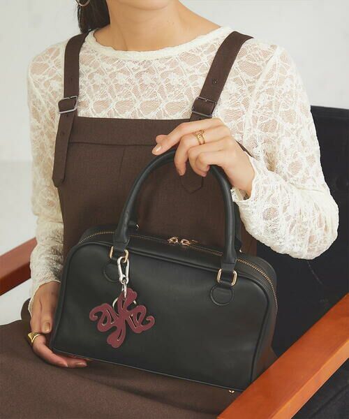 a.v.v / アー・ヴェ・ヴェ チャーム | ロゴチャーム | 詳細1