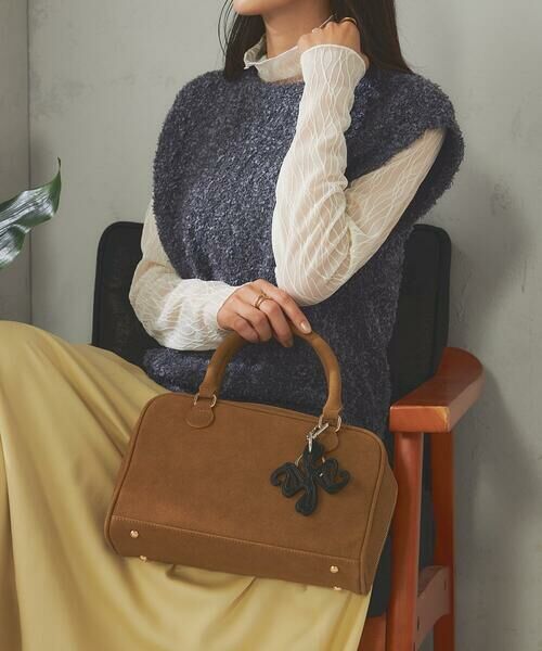 a.v.v / アー・ヴェ・ヴェ チャーム | ロゴチャーム（ブラック）