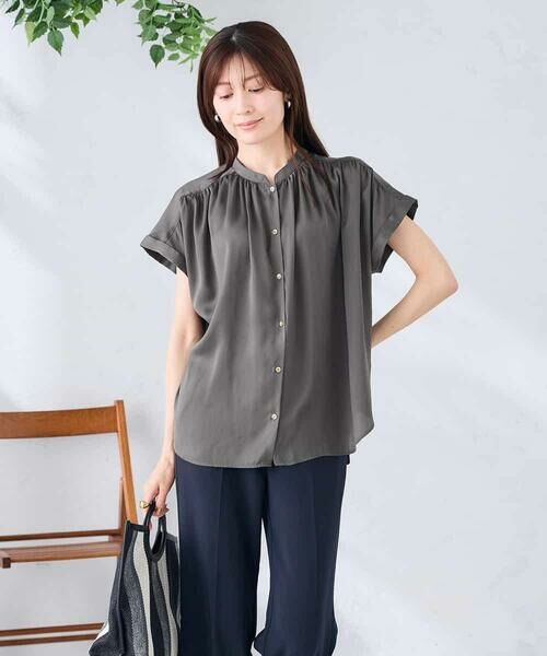 a.v.v / アー・ヴェ・ヴェ シャツ・ブラウス | 【接触冷感/UVカット】サテンギャザーブラウス【吸水速乾/イージーケア】（ダークグレー）