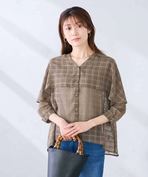 a.v.v / アー・ヴェ・ヴェ シャツ・ブラウス | ケープ風シアーブラウス（ブラウンチェック柄）
