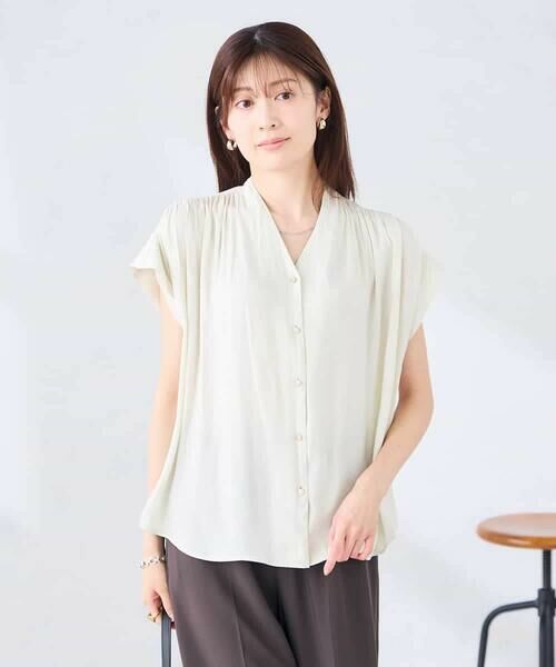 a.v.v / アー・ヴェ・ヴェ シャツ・ブラウス | Vネックギャザーブラウス | 詳細1