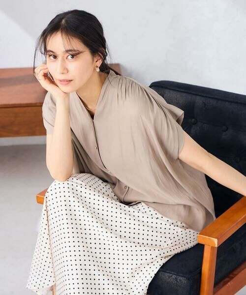 a.v.v / アー・ヴェ・ヴェ シャツ・ブラウス | Vネックギャザーブラウス | 詳細15