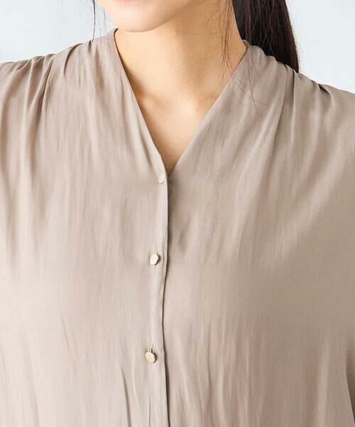 a.v.v / アー・ヴェ・ヴェ シャツ・ブラウス | Vネックギャザーブラウス | 詳細25