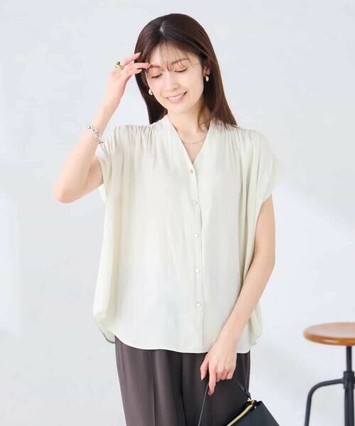 a.v.v / アー・ヴェ・ヴェ シャツ・ブラウス | Vネックギャザーブラウス | 詳細3