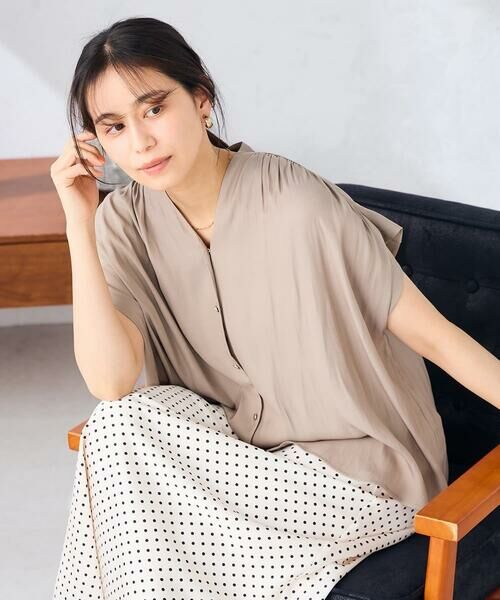 a.v.v / アー・ヴェ・ヴェ シャツ・ブラウス | Vネックギャザーブラウス（モカベージュ）