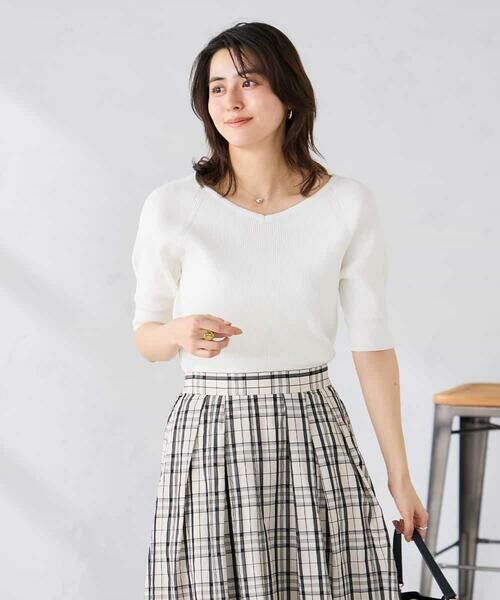 a.v.v / アー・ヴェ・ヴェ ニット・セーター | Vネックデコルテニット（アイボリー）