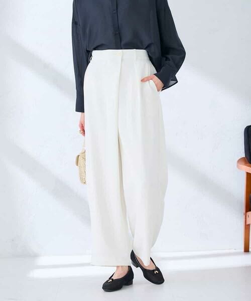 a.v.v / アー・ヴェ・ヴェ チノ・ワークパンツ | ラップ風ワイドパンツ（アイボリー）