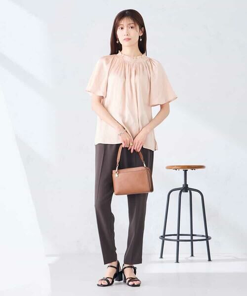 a.v.v / アー・ヴェ・ヴェ シャツ・ブラウス | エアリーサテンシャーリングネックブラウス | 詳細4