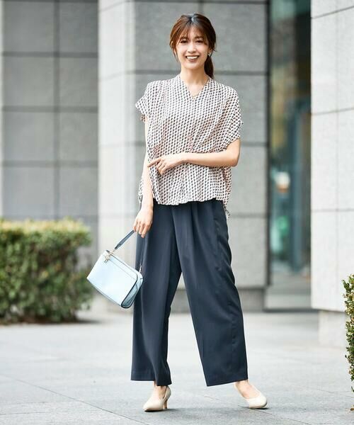 a.v.v / アー・ヴェ・ヴェ シャツ・ブラウス | Vネックプリントギャザーブラウス | 詳細1