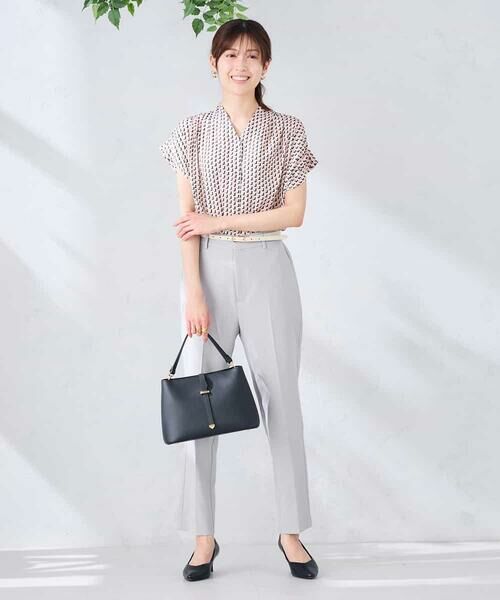 a.v.v / アー・ヴェ・ヴェ シャツ・ブラウス | Vネックプリントギャザーブラウス | 詳細10