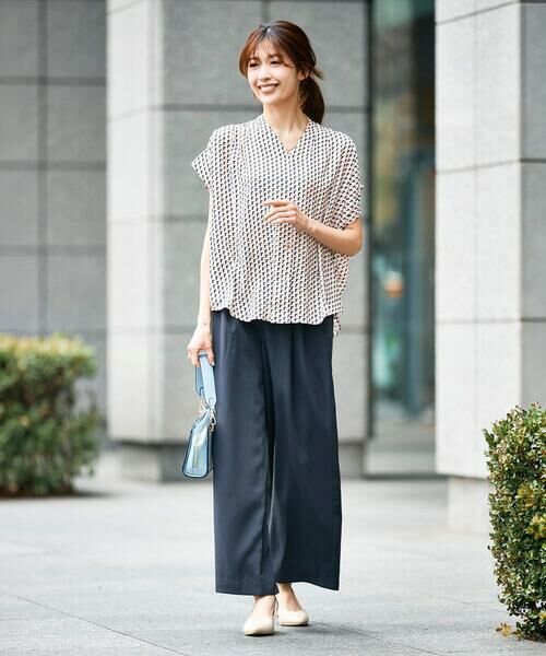 a.v.v / アー・ヴェ・ヴェ シャツ・ブラウス | Vネックプリントギャザーブラウス | 詳細2