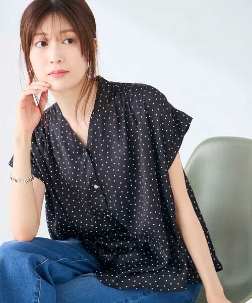 a.v.v / アー・ヴェ・ヴェ シャツ・ブラウス | Vネックプリントギャザーブラウス | 詳細21