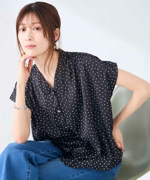 a.v.v / アー・ヴェ・ヴェ シャツ・ブラウス | Vネックプリントギャザーブラウス | 詳細22