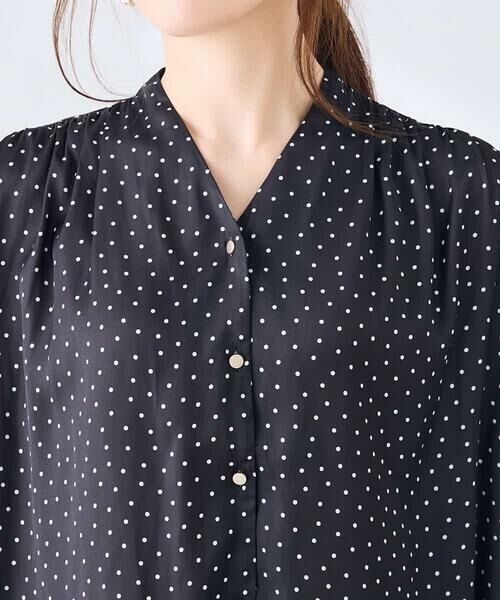 a.v.v / アー・ヴェ・ヴェ シャツ・ブラウス | Vネックプリントギャザーブラウス | 詳細26