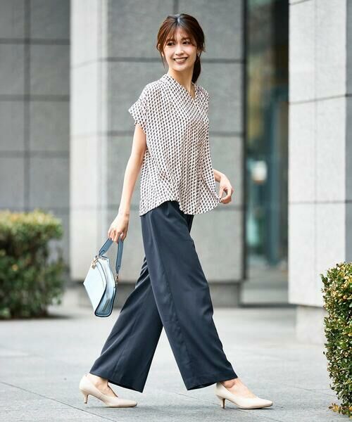 a.v.v / アー・ヴェ・ヴェ シャツ・ブラウス | Vネックプリントギャザーブラウス | 詳細3