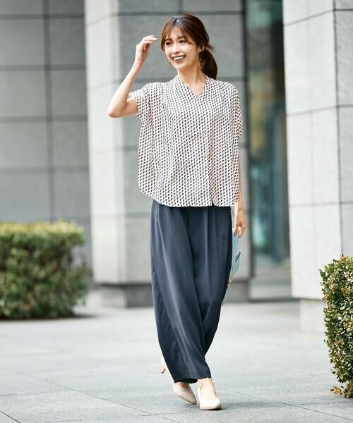 a.v.v / アー・ヴェ・ヴェ シャツ・ブラウス | Vネックプリントギャザーブラウス | 詳細4