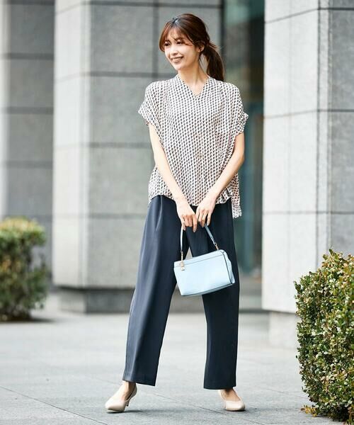 a.v.v / アー・ヴェ・ヴェ シャツ・ブラウス | Vネックプリントギャザーブラウス | 詳細5