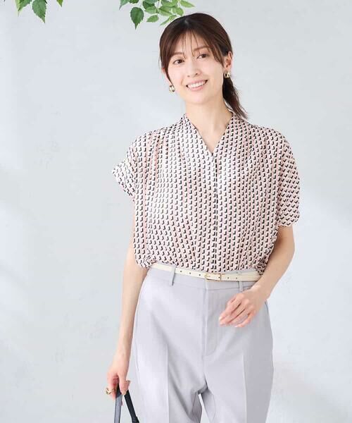 a.v.v / アー・ヴェ・ヴェ シャツ・ブラウス | Vネックプリントギャザーブラウス | 詳細6