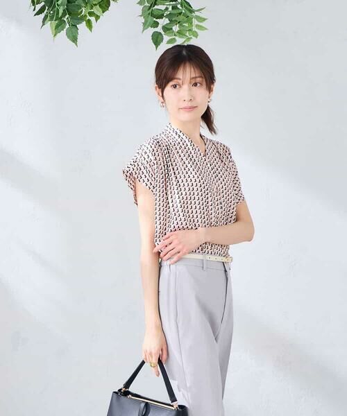 a.v.v / アー・ヴェ・ヴェ シャツ・ブラウス | Vネックプリントギャザーブラウス | 詳細7
