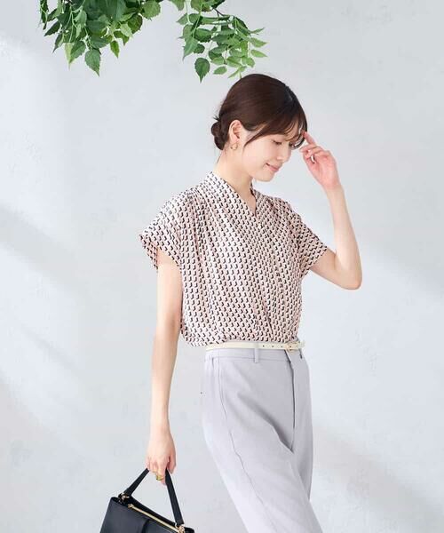 a.v.v / アー・ヴェ・ヴェ シャツ・ブラウス | Vネックプリントギャザーブラウス | 詳細8