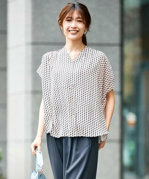 a.v.v / アー・ヴェ・ヴェ シャツ・ブラウス | Vネックプリントギャザーブラウス（ピンク幾何柄）