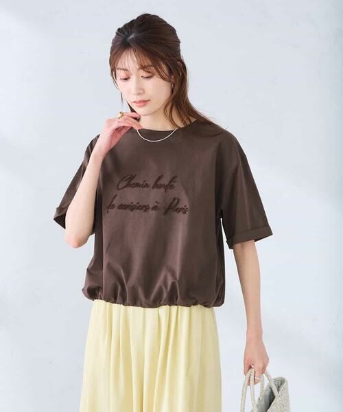 a.v.v / アー・ヴェ・ヴェ カットソー | 裾ドロストロゴTシャツ（ブラウン）