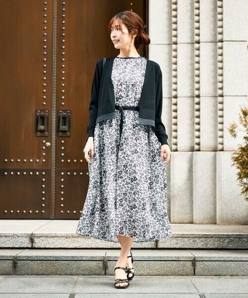 a.v.v / アー・ヴェ・ヴェ ロング・マキシ丈ワンピース | 【洗える】フラワープリントギャザーノースリーブワンピース | 詳細1