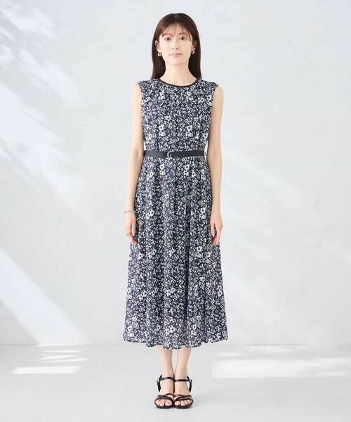 a.v.v / アー・ヴェ・ヴェ ロング・マキシ丈ワンピース | 【洗える】フラワープリントギャザーノースリーブワンピース | 詳細13