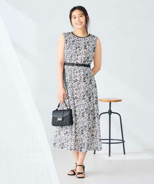 a.v.v / アー・ヴェ・ヴェ ロング・マキシ丈ワンピース | 【洗える】フラワープリントギャザーノースリーブワンピース | 詳細5