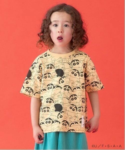 b・ROOM / ビールーム Tシャツ | 【クレヨンしんちゃん】【カイテキ天竺】総柄プリントTシャツ（カラシ）