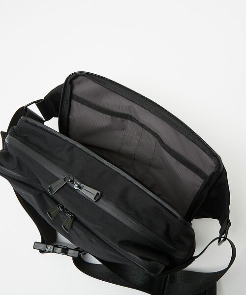 alfredoBANNISTER / アルフレッド・バニスター メッセンジャーバッグ・ウエストポーチ | 【軽量、撥水】9L 素材切替 ユーティリティ スリング ボディバッグ | 詳細12