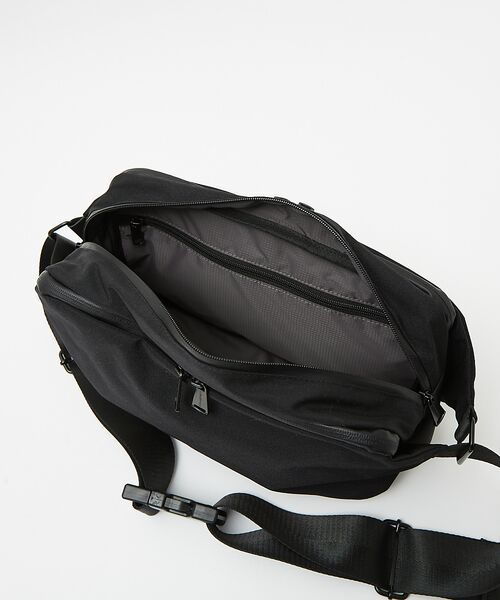 alfredoBANNISTER / アルフレッド・バニスター メッセンジャーバッグ・ウエストポーチ | 【軽量、撥水】9L 素材切替 ユーティリティ スリング ボディバッグ | 詳細5