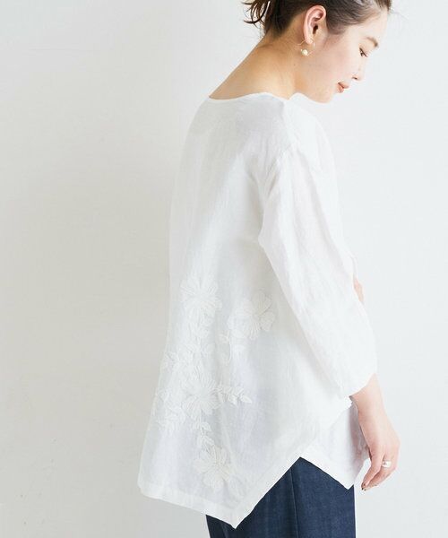 BEARDSLEY 袖口花モチーフのコットンブラウス BEARDSLEY（ビアズリー）の「袖口花モチーフプルオーバー