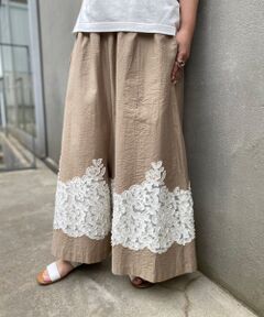 裾に桐生のジャガード刺繍をあしらったサルエルパンツ。たっぷりと生地を取り、腰周りも締め付けないサルエルパンツなので、スカート感覚で履いていただけます。グレーの生地にホワイトの立体的な刺繍がアクセントになり、シンプルなカットソーに合わせるだけで素敵なコーディネートに。<br />また、お揃いのジャガード生地を使用した小さなバッグシリーズも新登場。<br /><br /><a href="https://www.palcloset.jp/display/item/BEZ5011612A0005/?cl=0840&amp;b=beardsley"><span style="color:#3498db;">&rArr;ジャガード巾着はこちら</span></a><br /><br />bottom<br /><br /><br />&nbsp;<BR>