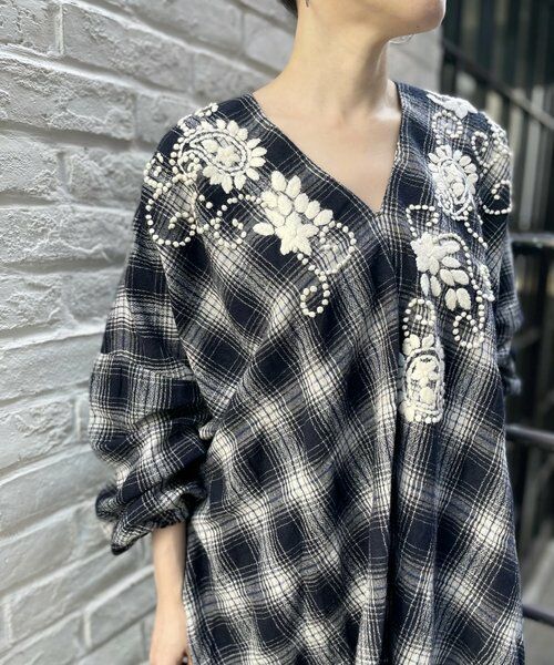 33000円 新品 BEARDSLEY ウールチェックハンド刺繍ブラウス