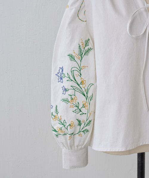 《MAISON FLORE》袖刺繍プルオーバーブラウス