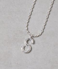 <span style="color:#f39c12;">■アイテム</span><br />スタイリングのポイントになるイニシャルネックレス。<br />シンプルながらもモダンなデザイン。<br />丸みのあるチェーンとモチーフがカジュアルになりすぎず、上品な印象。<br />ベーシックなデザインなので、コーディネートを選ばずお楽しみいただけます。<br />アジャスター付きでお好みの長さに調節可能です。<br /><br /><a href="https://www.palcloset.jp/display/display/?section_cd=beainitialnec&amp;stock=0&amp;type=01"><strong>▶︎その他のイニシャルはこちら</strong></a><br /><br /><span style="color:#f39c12;">■素材</span><br />素材：シルバー<br /><br />※着用時は、必ず取扱い表示・タグをご確認の上、お取り扱い下さい。<br /><br /><br /><br /><br /><br /><span style="font-size:8px;"><span style="color:#3498db;"><strong>《予約商品について》</strong></span><br />・サンプルの為、素材情報については企画段階の情報を記載しております。公的機関での試験データ結果を受け、量産にあたり混率の変更が発生する場合がございますので、ご了承くださいませ。<br />・サンプルでの撮影、計測をしております。商品の仕様が一部変更になる場合がございます。<br />・撮影サンプル品はブランドタグがついておりません。製品にはタグがつきますので、製品の表に縫い糸が見える場合がございます。<br />・工場の生産の都合上、納期が変更になる場合がございます。検品や輸送の関係で、発送日が前後しますのでご了承ください。また、入荷状況により、お客様への発送が店頭販売より遅れる場合もございます。<br />・店頭に陳列していた商品も含まれる場合がございます。<br /><span style="color:#3498db;"><strong>《商品画像について》</strong></span><br />ご覧頂いている商品の写真につきましては、できるだけ実物の色に近くなるように努めておりますが お使いの環境（モニター、ブラウザ等）の違いにより、色の見え方が実物と若干異なる場合がございます。 予めご了承ください。<br /><span style="color:#3498db;"><strong>《ハートをタップして商品のお気に入り登録》</strong></span><br />登録カラーの商品の「残りわずか」「再入荷」「値下げ」通知を受け取ることができます。<br />各ショップアプリにてブランドフォロー 新商品などの入荷情報、最新のニュースやお得な情報を受け取ることができます。</span><BR>