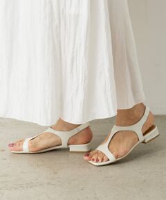 <span style="color:#f39c12;">■アイテム</span><br />大胆なカットラインが目を惹くカッティングサンダル。<br />足全体を包み込むフィット感で履き心地もらくちんなのが嬉しいポイント。<br />型押しで高級感あるレザー調のディテールは、合わせるだけでコーディネートをエレガントにまとめてくれます。<br /><br />※サンプルでの撮影のため、商品の仕様が一部変更になる場合がございます。<br /><br /><span style="color:#f39c12;">■素材</span><br />アッパー：牛革<br />ソール：合成底<br /><br />※着用時は、必ず取扱い表示・タグをご確認の上、お取り扱い下さい。<br /><br /><br /><br /><br /><br /><br /><span style="font-size:8px;"><span style="color:#3498db;"><strong>《予約商品について》</strong></span><br />・サンプルの為、素材情報については企画段階の情報を記載しております。公的機関での試験データ結果を受け、量産にあたり混率の変更が発生する場合がございますので、ご了承くださいませ。<br />・サンプルでの撮影、計測をしております。商品の仕様が一部変更になる場合がございます。<br />・撮影サンプル品はブランドタグがついておりません。製品にはタグがつきますので、製品の表に縫い糸が見える場合がございます。<br />・工場の生産の都合上、納期が変更になる場合がございます。検品や輸送の関係で、発送日が前後しますのでご了承ください。また、入荷状況により、お客様への発送が店頭販売より遅れる場合もございます。<br />・店頭に陳列していた商品も含まれる場合がございます。<br /><span style="color:#3498db;"><strong>《商品画像について》</strong></span><br />ご覧頂いている商品の写真につきましては、できるだけ実物の色に近くなるように努めておりますが お使いの環境（モニター、ブラウザ等）の違いにより、色の見え方が実物と若干異なる場合がございます。 予めご了承ください。<br /><span style="color:#3498db;"><strong>《ハートをタップして商品のお気に入り登録》</strong></span><br />登録カラーの商品の「残りわずか」「再入荷」「値下げ」通知を受け取ることができます。<br />各ショップアプリにてブランドフォロー 新商品などの入荷情報、最新のニュースやお得な情報を受け取ることができます。</span><BR>