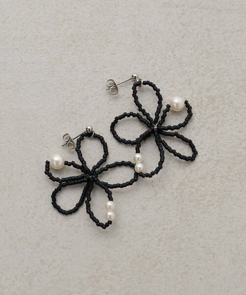 BEARDSLEY/ビアズリー ガラスパールフラワーピアス ブラック F BEARDSLEY/ビアズリー ガラスパールフラワーピアス ブラック F